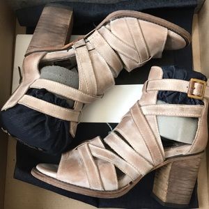 Freebird Claw in Taupe sandal. Size 8. Worn once.